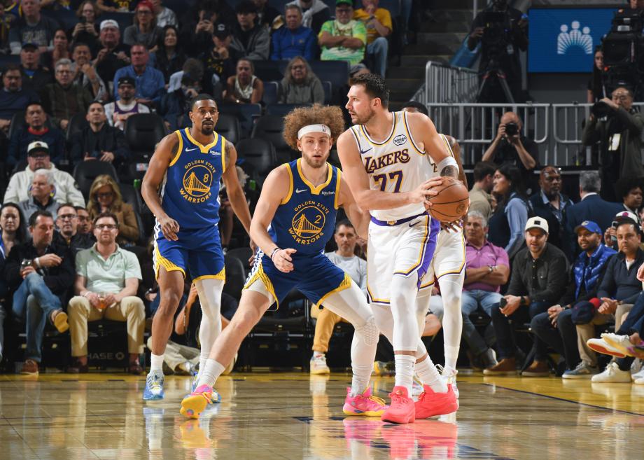 杏彩体育平台-湖人28分大胜勇士结束3连败 詹姆斯22+7东契奇26分