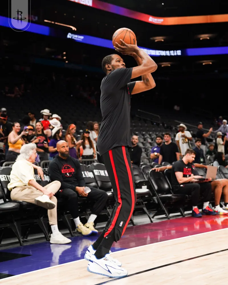 杏彩体育-战旧主！火箭社媒分享杜兰特赛前全情投入训练的瞬间